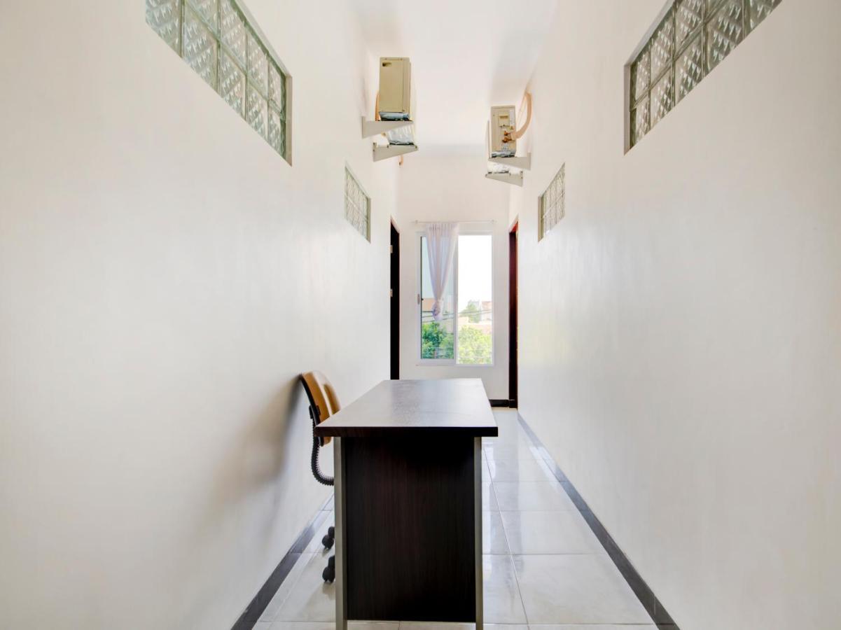 Oyo Life 3987 Kost Aditya Surabaya Exterior photo