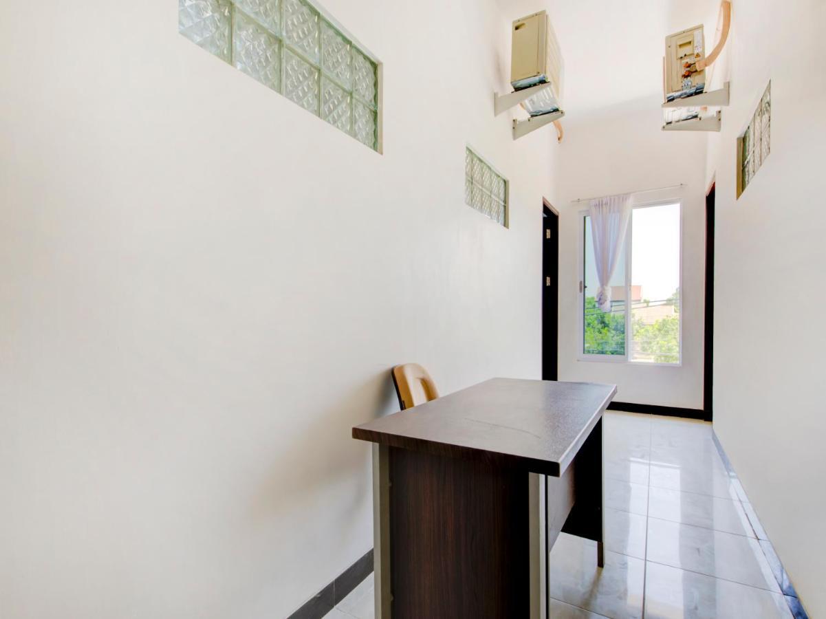 Oyo Life 3987 Kost Aditya Surabaya Exterior photo