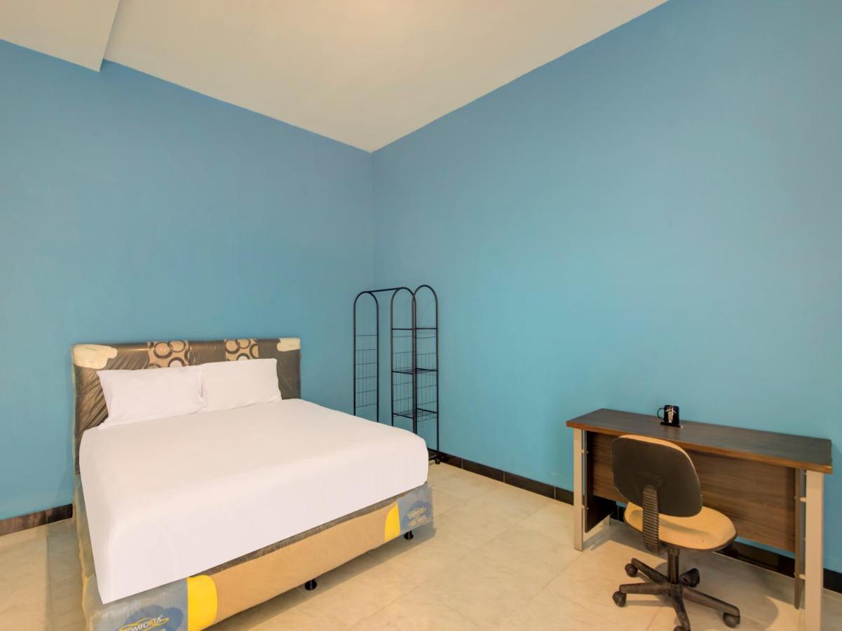 Oyo Life 3987 Kost Aditya Surabaya Exterior photo
