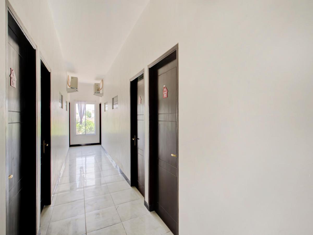 Oyo Life 3987 Kost Aditya Surabaya Exterior photo